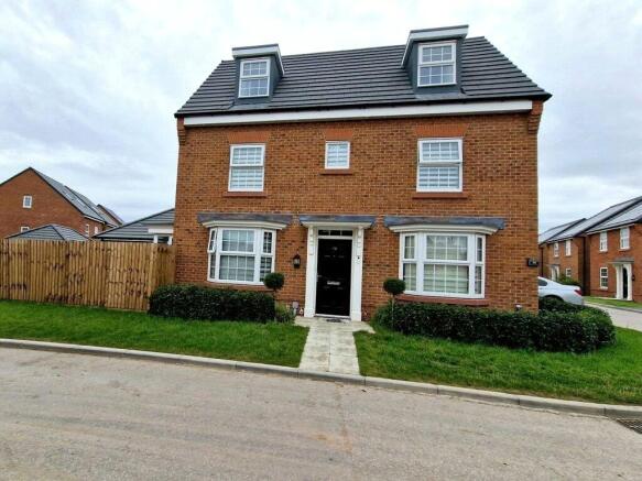 4 bed property, in Newmarket Drive, £300,000