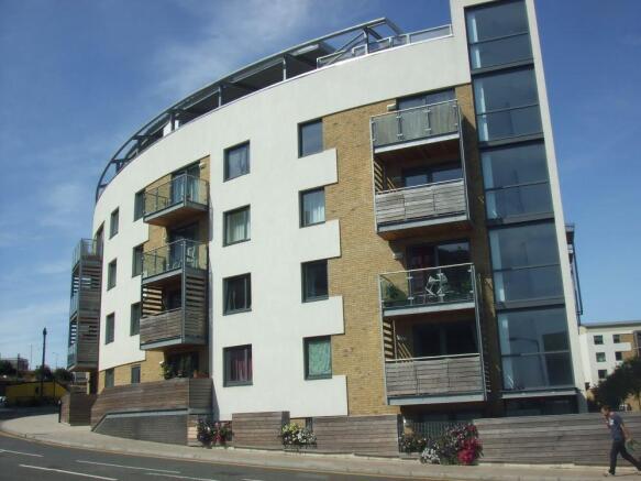 2 bed property, in Fleet Street, £280,000