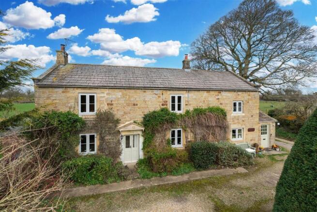 4 bed property, in Laverton, £800,000