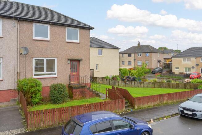 2 bed property, in Loanhead Avenue, £130,000