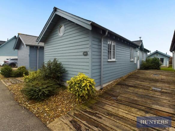 2 bed property, in Calvert Croft, £160,000