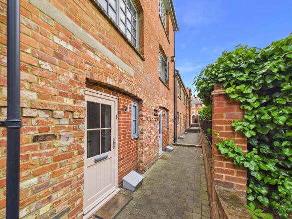5 bed property, in Southampton Street, £450,000
