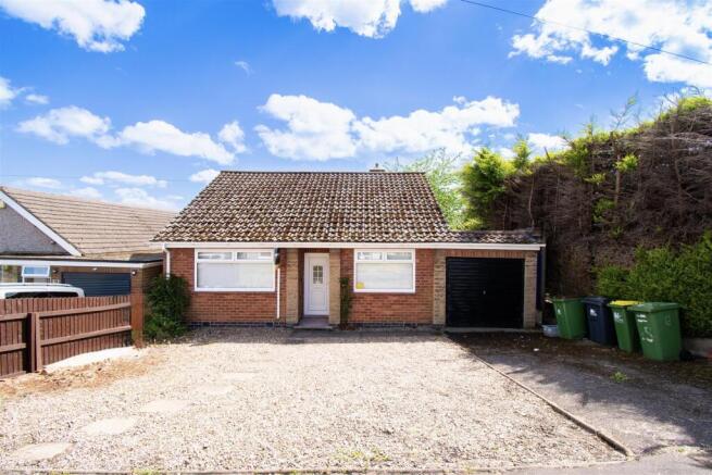 2 bed property, in Cross Lane, £200,000