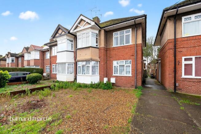 2 bed property, in Marlborough Road, £300,000