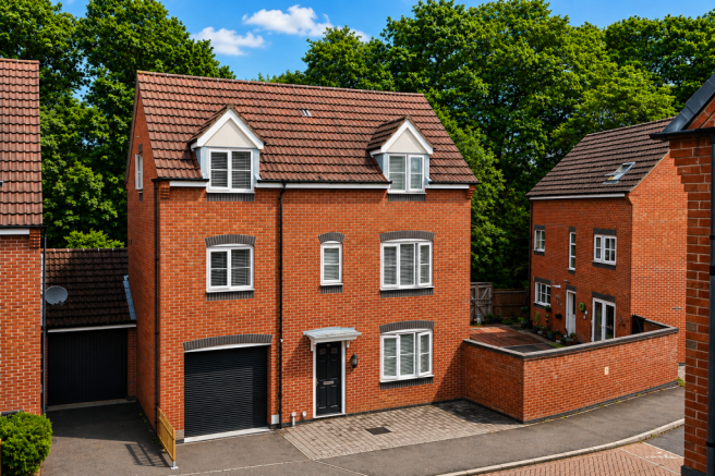 4 bed property, in Thornborough Way, £450,000