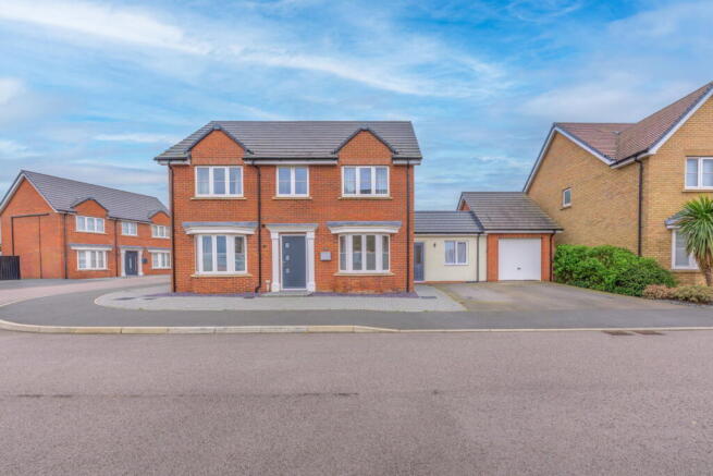4 bed property, in Scholars Close, £450,000