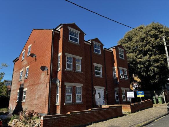 2 bed property, in Avenue Road, £135,000