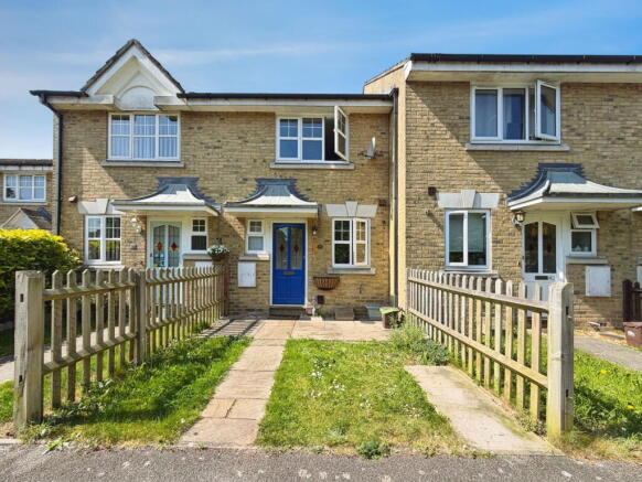 2 bed property, in Barons Mead, £260,000
