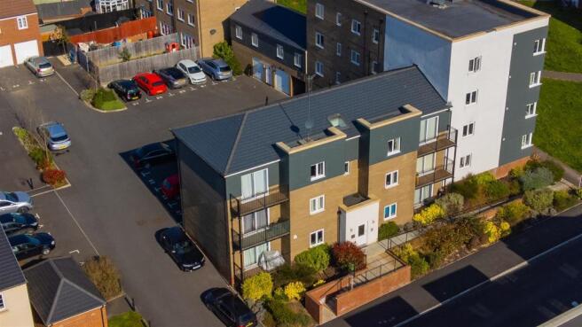 2 bed property, in Great Mead, £150,000