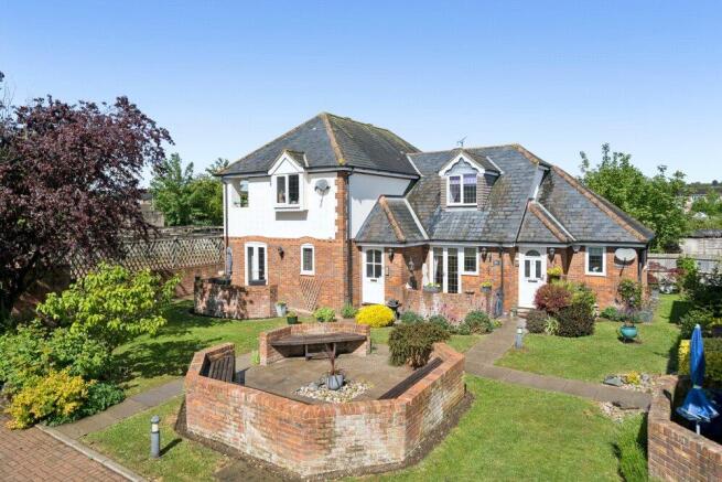 2 bed property, in Dedmere Rise, £339,000