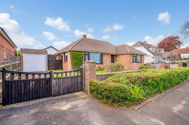 3 bed property, in Clovelly Road, £599,000