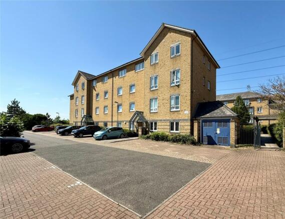2 bed property, in Southwell Close, £240,000