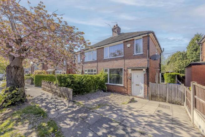 2 bed property, in Barry Avenue, £155,000