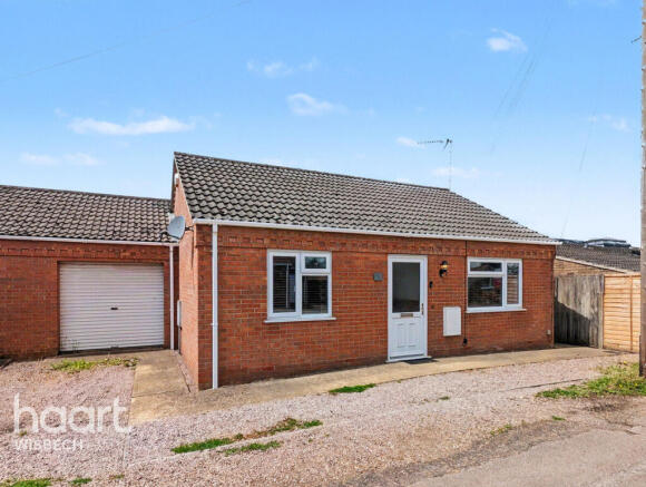 2 bed property, in Elm Low Road, £200,000