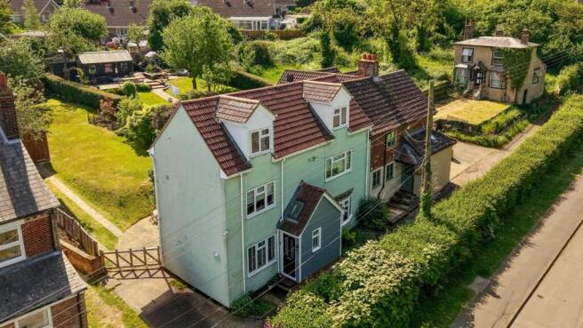 4 bed property, in Clements Lane, £385,000
