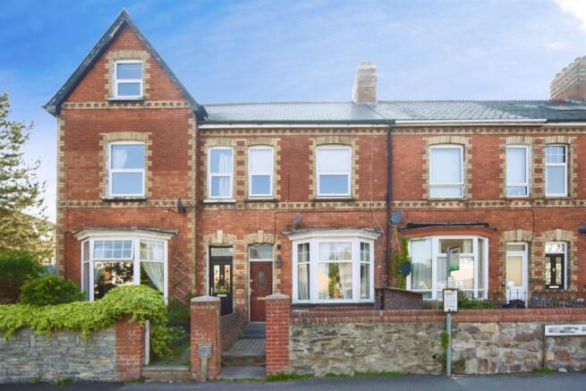 2 bed property, in Kingston Road, £225,000