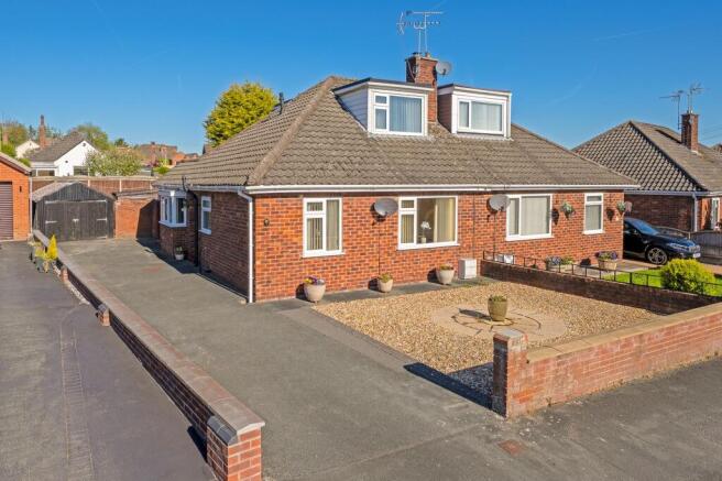 2 bed property, in Woodlands Drive, £230,000