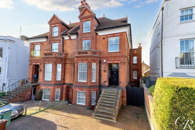 6 bed property, in Old Bath Road, £600,000