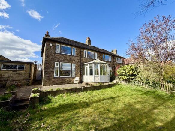 3 bed property, in Rocks Road, £450,000