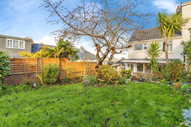 3 bed property, in Sparksbarn Road, £220,000
