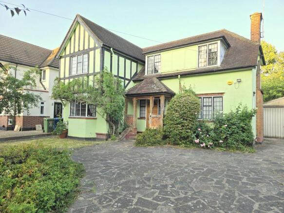 4 bed property, in Hillview Road, £1,095,000