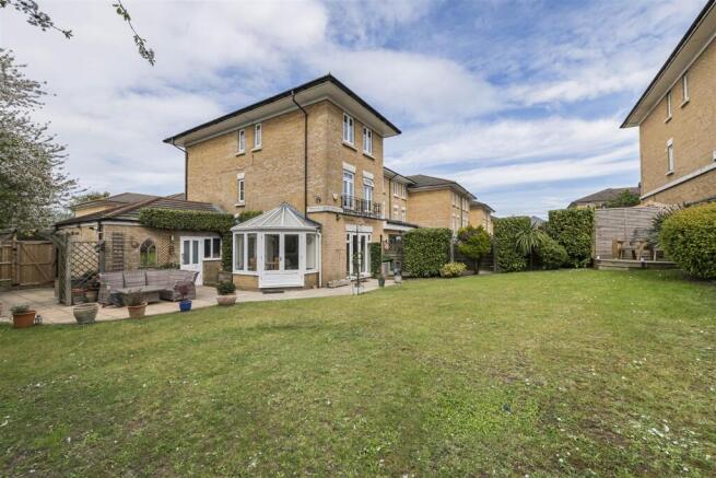 4 bed property, in Courtenay Avenue, £800,000