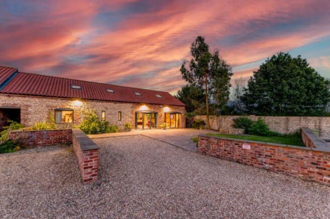 4 bed property, in Glebe Farm, £699,000