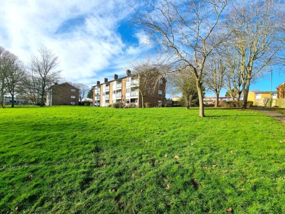 2 bed property, in Hillside House, £150,000