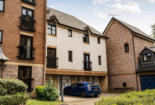2 bed property, in Butlers Walk, £250,000