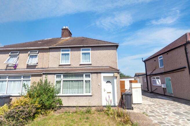 3 bed property, in Myrtle Road, £325,000