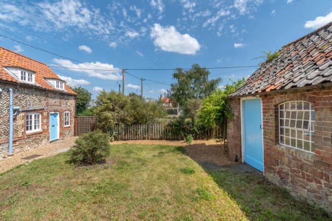 1 bed property, in Beacon Hill Road, £225,000