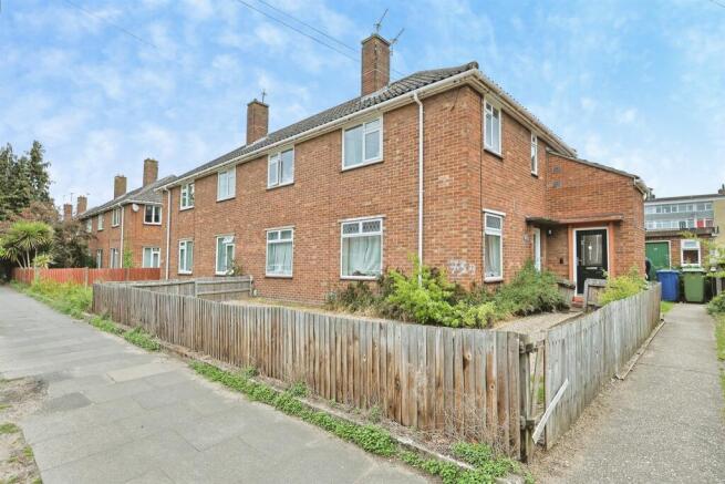2 bed property, in Lovelace Road, £170,000