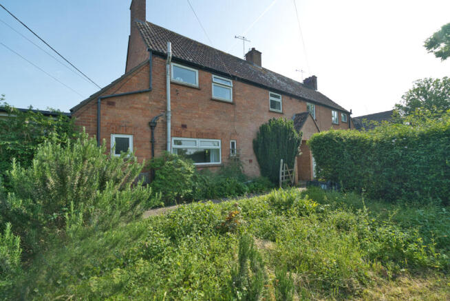 3 bed property, in Oakridge Lane, £235,000