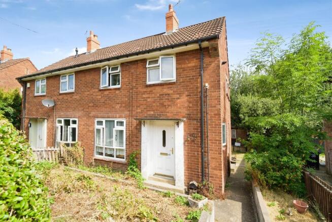 2 bed property, in Stonebridge Grove, £140,000