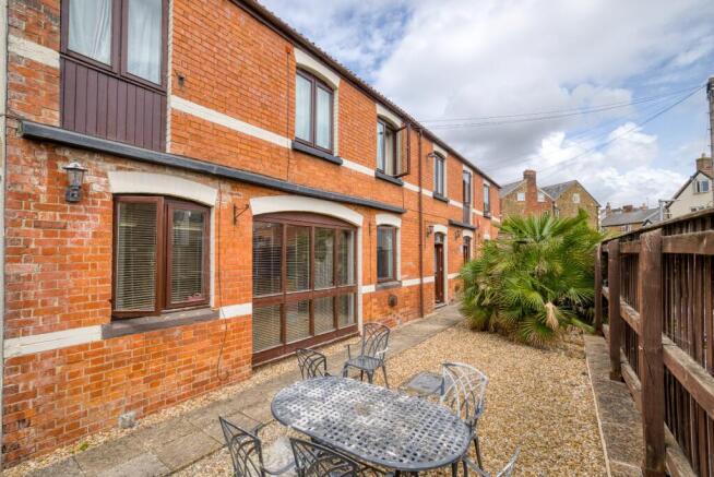 1 bed property, in Horsepond Courtyard, £120,000