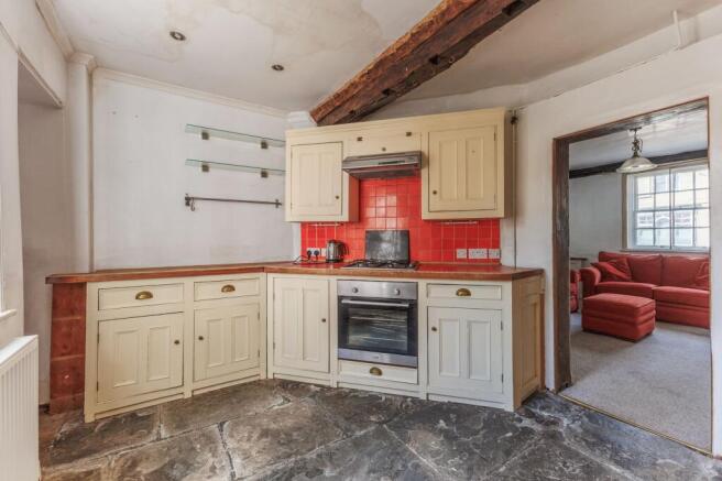 2 bed property, in Henley Street, £180,000