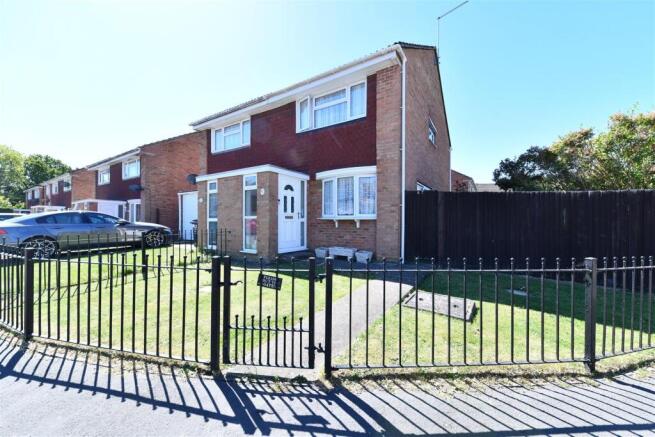 2 bed property, in Chapman Road, £375,000