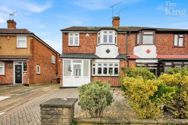 5 bed property, in Betoyne Avenue, £800,000