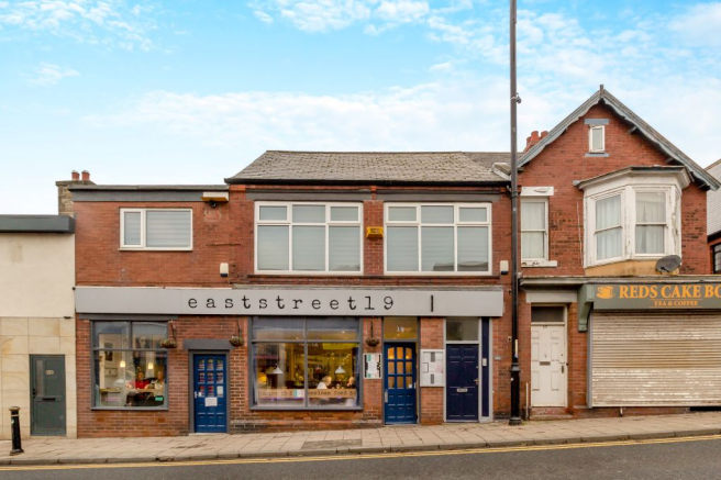 2 bed property, in East Street, £190,000