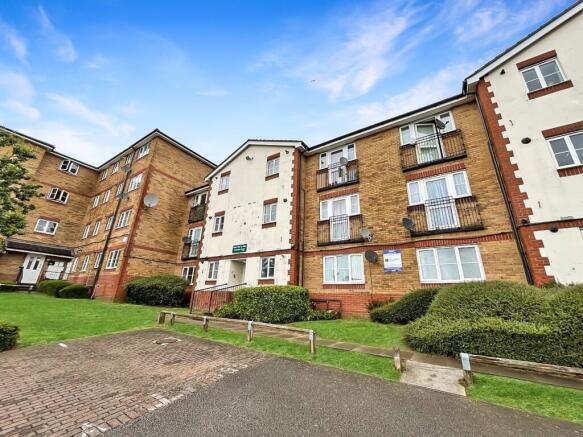 2 bed property, in Dunstable Road, £130,000