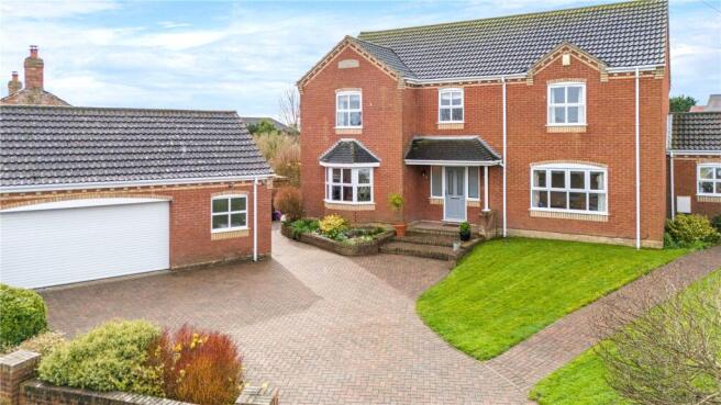 4 bed property, in North End Crescent, £465,000