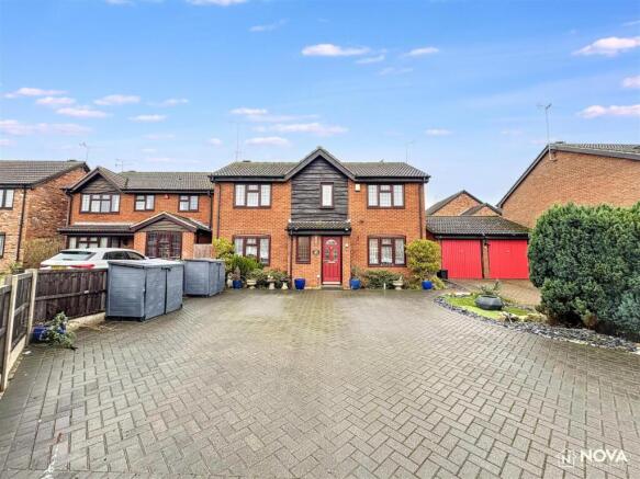 4 bed property, in Woodmere, £400,000