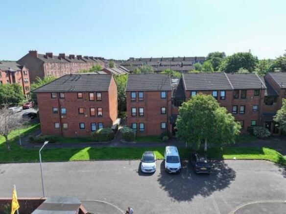 2 bed property, in Budhill Avenue, £100,000