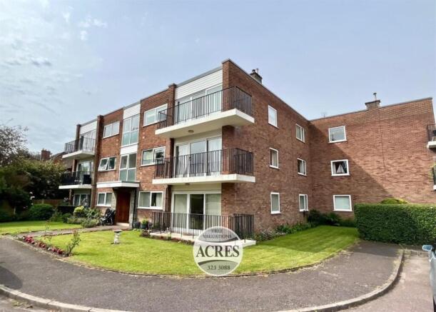 2 bed property, in Banners Gate Road, £220,000