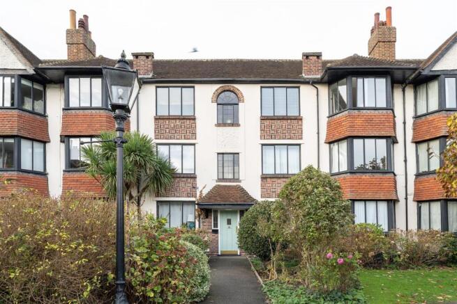 2 bed property, in Forest Court, £465,000