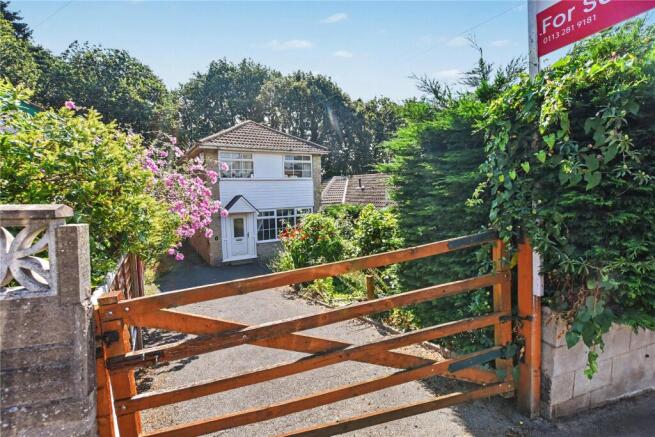 3 bed property, in Woodhall Drive, £310,000