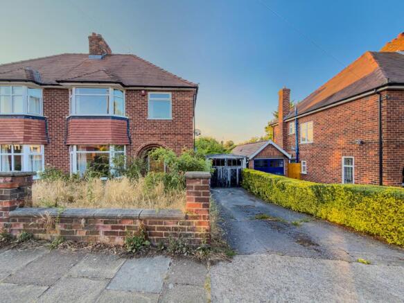 3 bed property, in St. Swithins Walk, £200,000