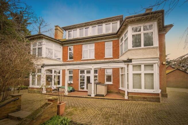 2 bed property, in Rose Hill Crescent, £80,000