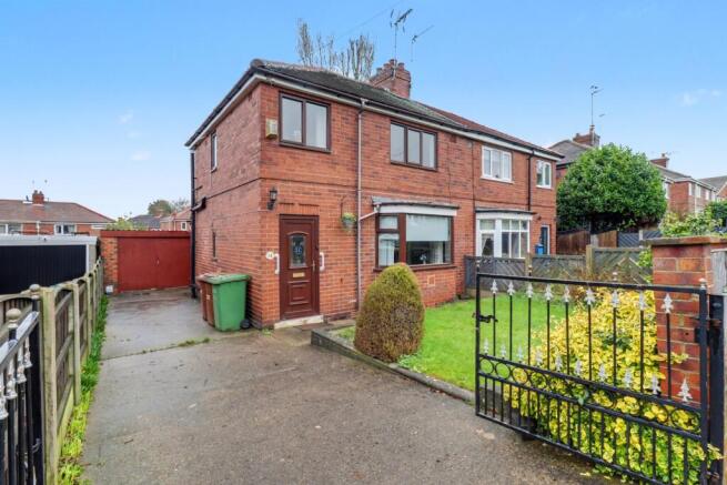 3 bed property, in Grove Lea Crescent, £180,000