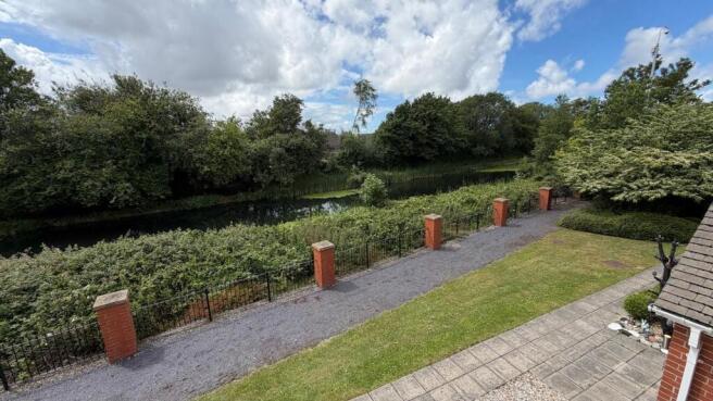 3 bed property, in Heathfield Drive, £235,000